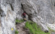 23 Si passa sotto il sasso, comincia la parte più divertente della ferrata...